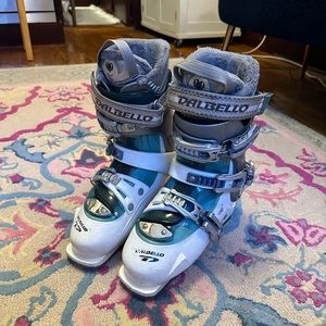 Dalbello Raya Women’s Ski Boots size 24.5 (fits like women’s 8.5)